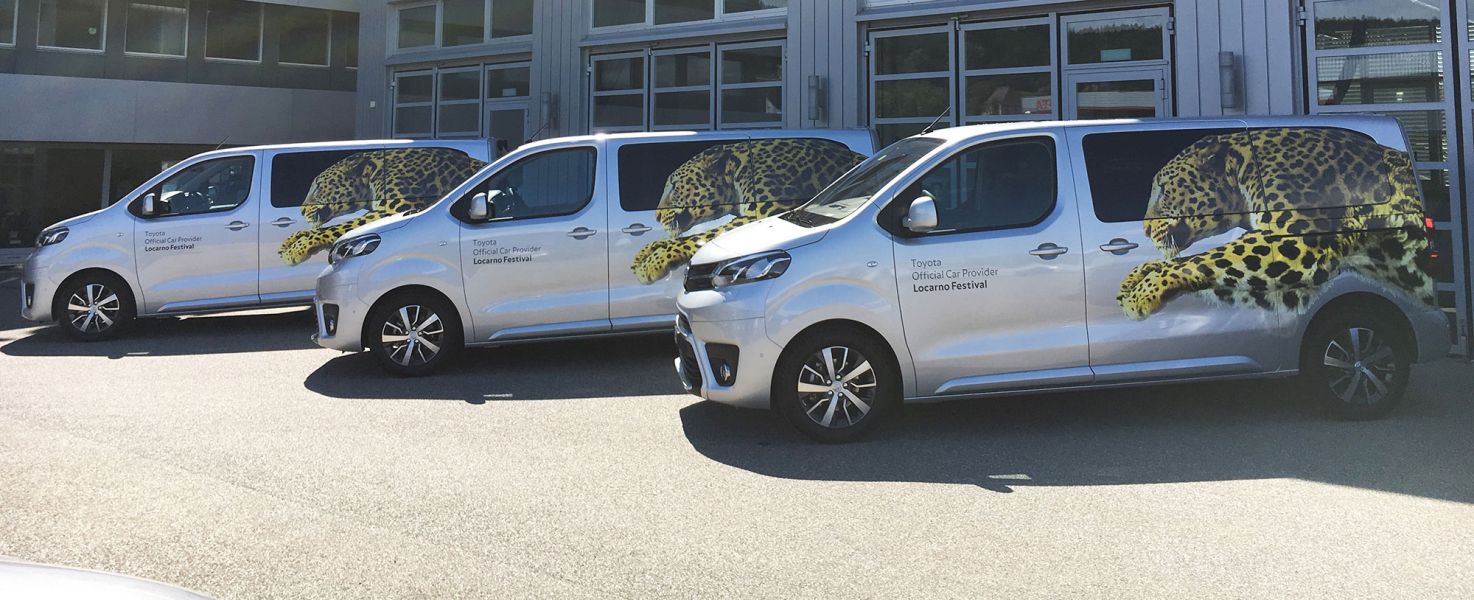 Toyota Busse Locarno Filmfestival mit seitlicher Beschriftung und Gebhardmotiv.