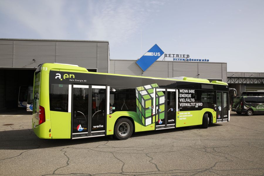 Linienbus komplett in Grün, mit Beschriftungen für die Aare Energie AG.