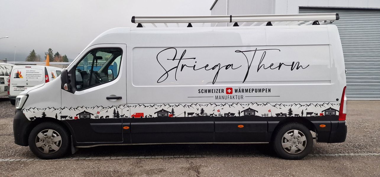 Transportbus mit seitlicher Beschriftung Striega Therm und Bauernmotiven.