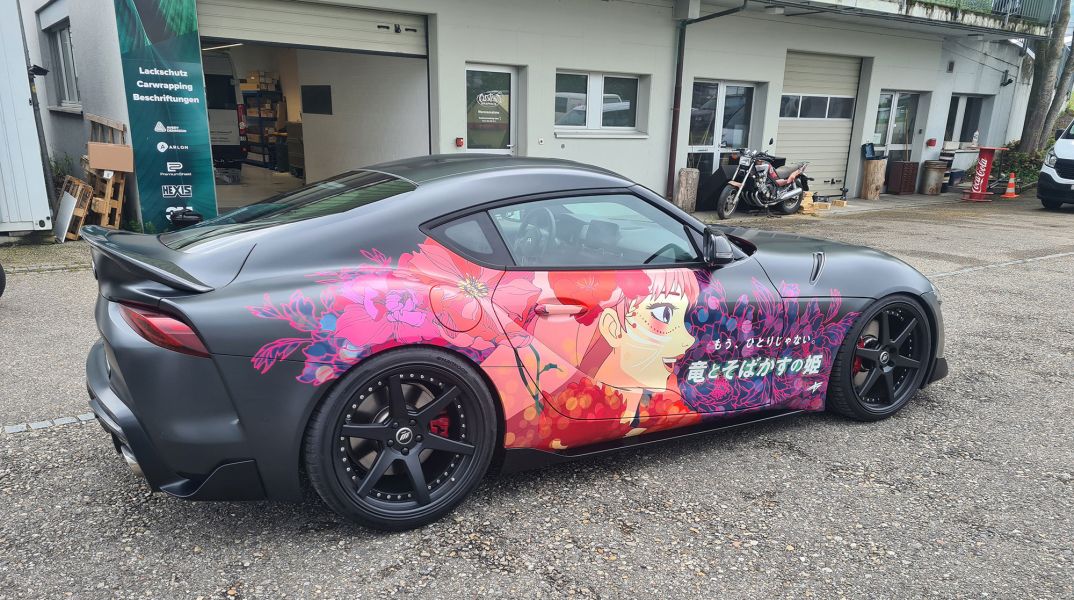 Sportwagen vollfoliert in Schwarz mit asiatischem Manga-Motiv