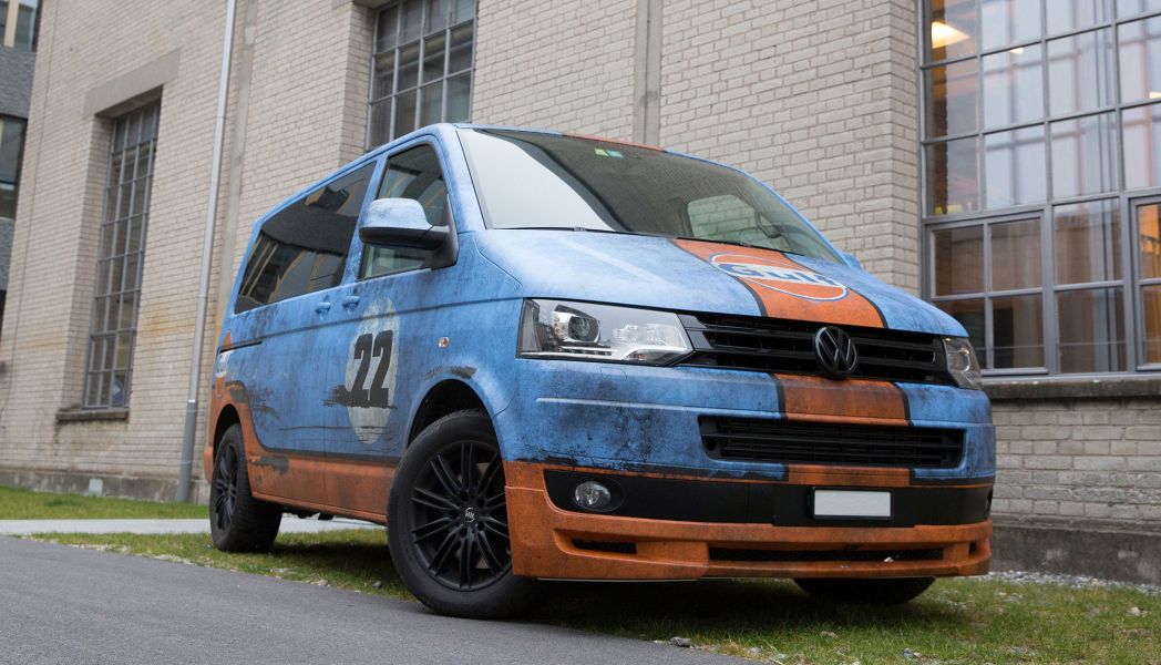VW Van Vollfolierung in Blau und Orange matt.