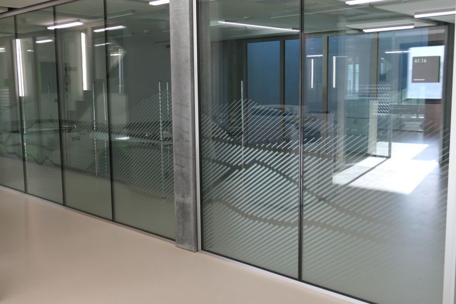 Sichtschutz Milchglasfolie an Glaswand in Büroräumen