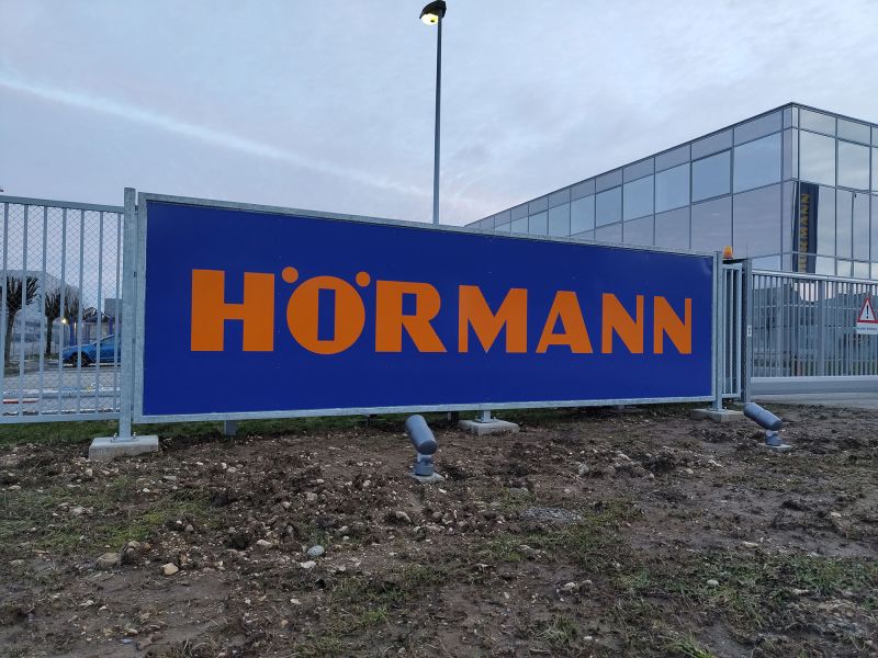 Firmentafel Hörmann Outdoor mit Bodenverankerung und Beleuchtung.