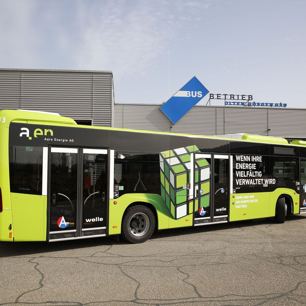 Linienbus komplett in Grün, mit Beschriftungen für die Aare Energie AG.