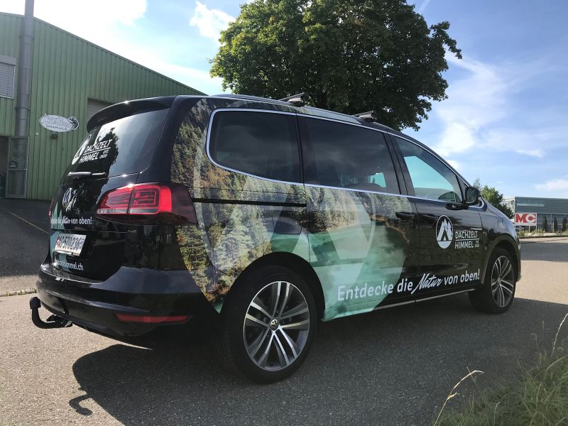 Renault in schwarz, beschriftet mit Waldbild und Aufschrift Dachzelt Himmel