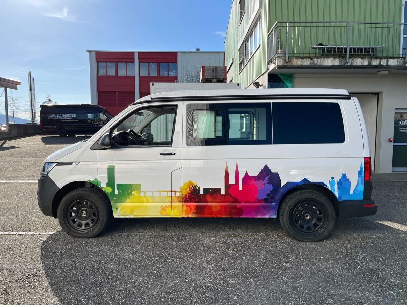 Transporter mit farbiger Skyline-Beschriftung.