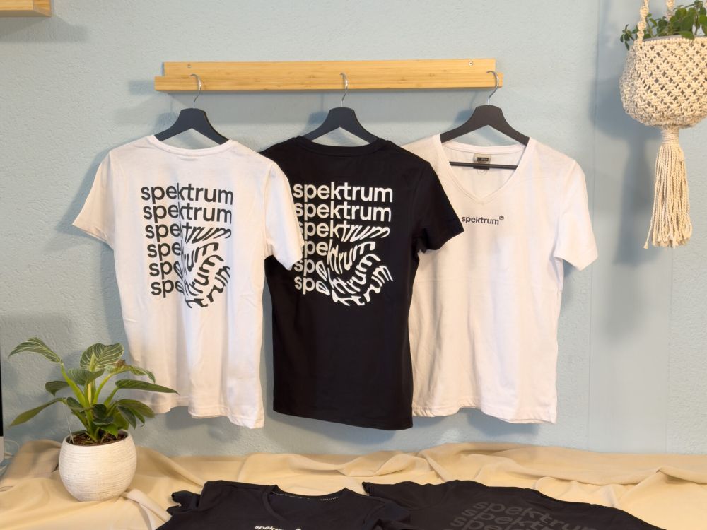T-Shirts in schwarz und weiss mit Logo-Aufdruck der nach unten hin unscharf wird.