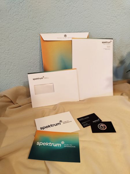 Briefbogen, Kuverts und Visitenkarten Spektrum mit Logo und CI-Farben.