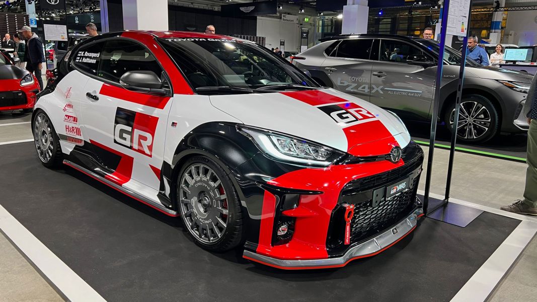 Toyota Yaris Rennwagen in Vollfolierung in Rot, Weiss und Schwarz