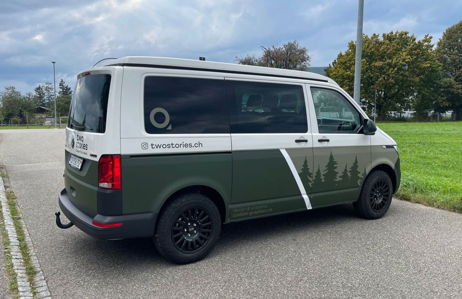 Campervan Two Storiers Teilfolierung in Grün mit Waldmotiv.