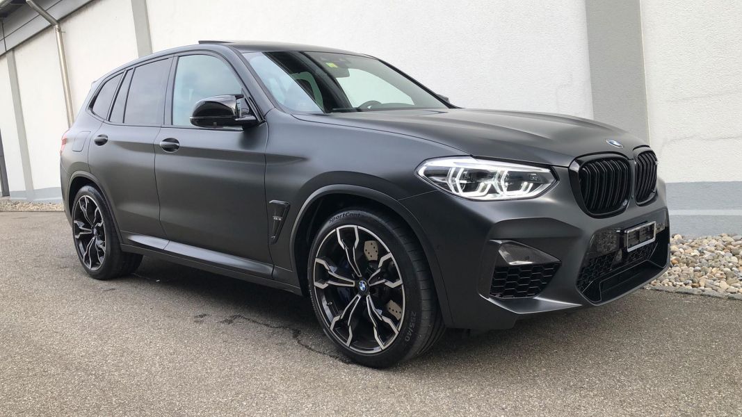 BMW SUV Vollfolierung in Schwarz matt.