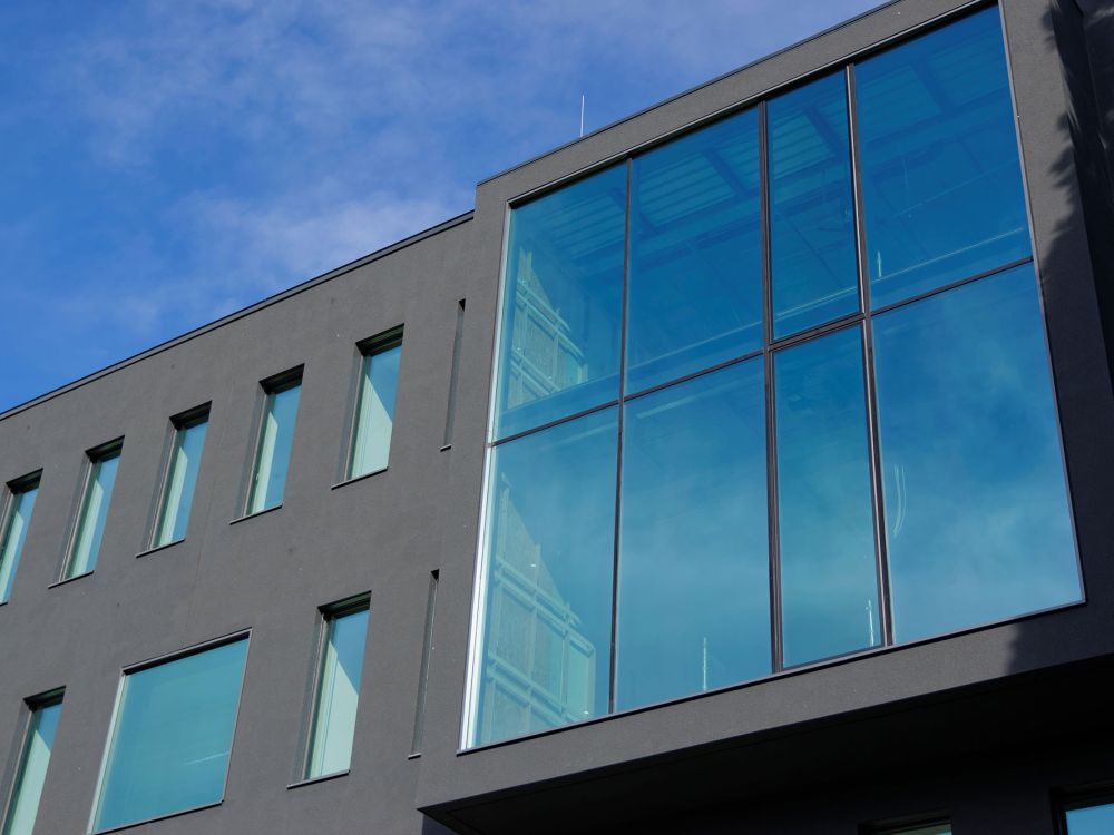 Sonnenschutzfolie Fensterfront Büroräumlichkeit