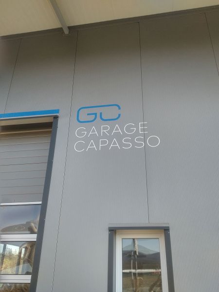 Gebäudebeschriftung an Fassade